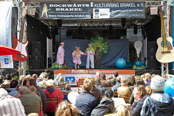 Kinderprogramm auf der Bühne beim Stadtfest in der Innenstadt