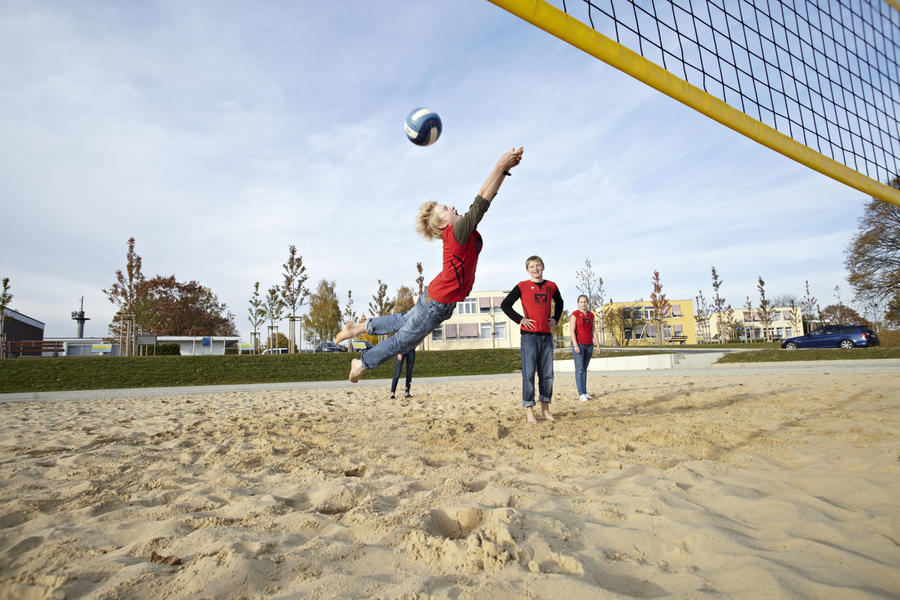 Generationenpark-Kind spielt Volleyball