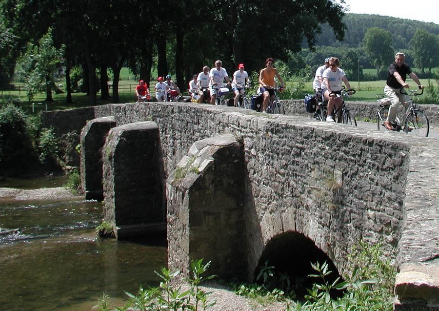 Gruppe Radfahrer auf der Nethebrücke