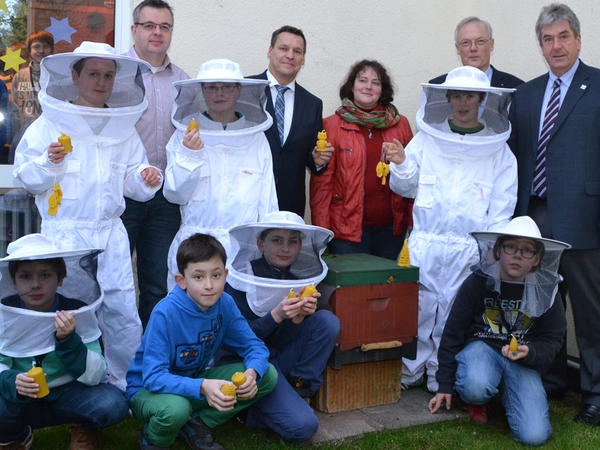Die Bienen-AG freut sich über eine Spende von 500 Euro