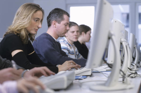 Bildung-Menschen vor Computer