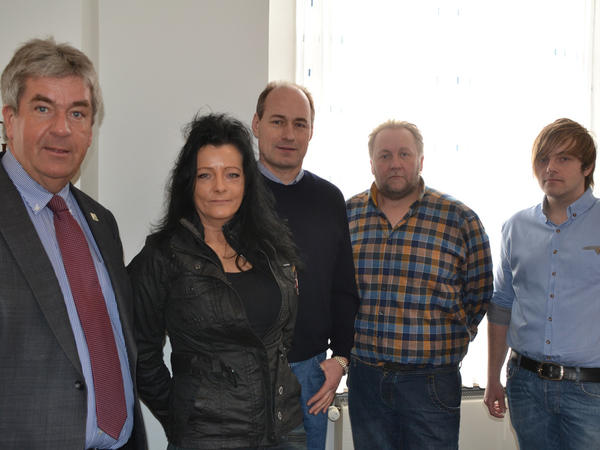 Familie Kass &uuml;bergibt Spende