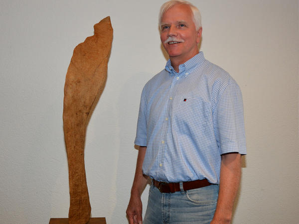Holzskulptur von Hubertus Backhaus ist Kunstwerk des Monats August