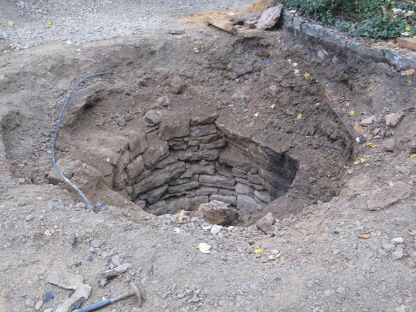 Im Zuge der Bauarbeiten in der Ostheimer Stra&szlig;e wurde ein zweiter historischer Brunnen gefunden