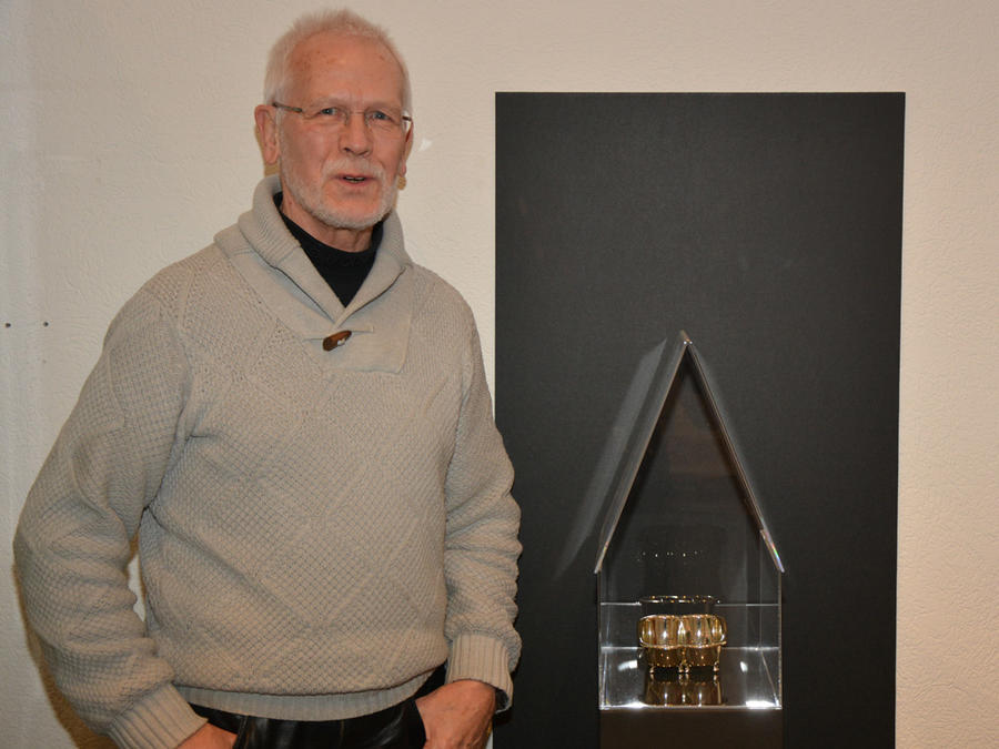 Norbert Böckmann präsentiert eine Kapelle aus Plexiglas