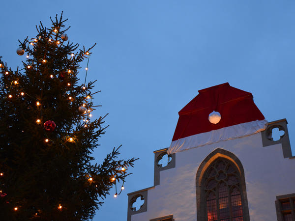Rathaus mit Nikolausm&uuml;tze zur "Blauen Stunde"