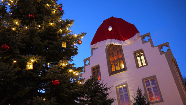 Nikolausmarkt-Rathaus mit M&uuml;tze