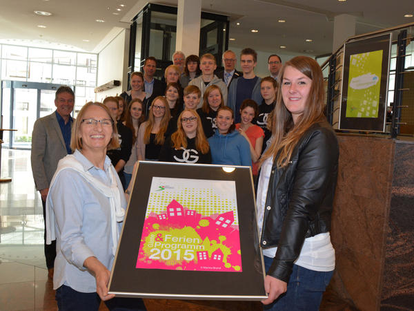 Ausstellung in der Sparkasse: Titelbl&auml;tter f&uuml;r das Ferien- und G&auml;steprogramm