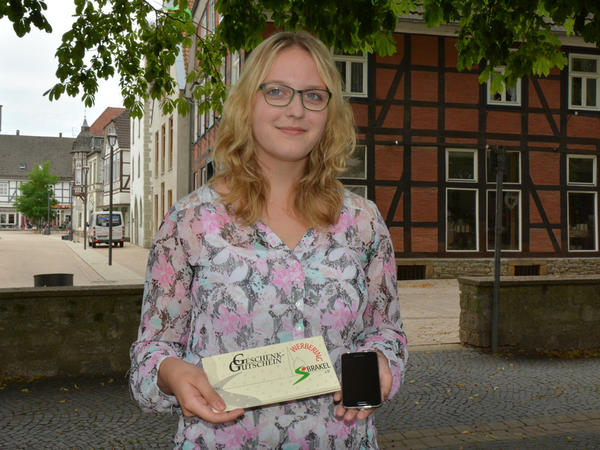 Franziska K&uuml;hnert pr&auml;seniert einige Gewinne des Annentags-Gewinnspiels