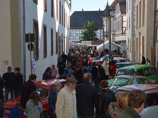 Gef&uuml;llte Gassen und tolle Fahrtzeuge in der Brakeler Innenstadt