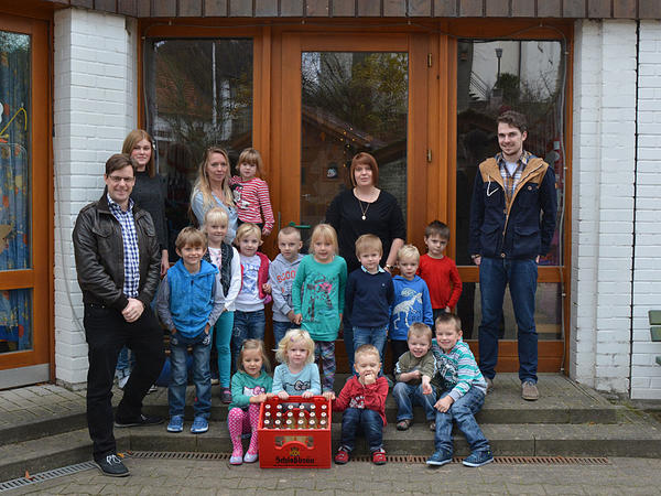 Die Kinder der Kita Istrup freuen sich &uuml;ber die Rheder-Limonade