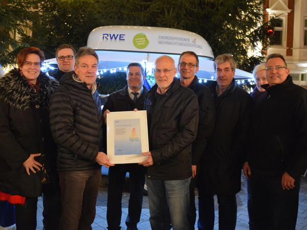 Der Werbering Brakel e.V. erhielt das Zertifikat &bdquo;Energieeffiziente Weihnachtsbeleuchtung&ldquo;