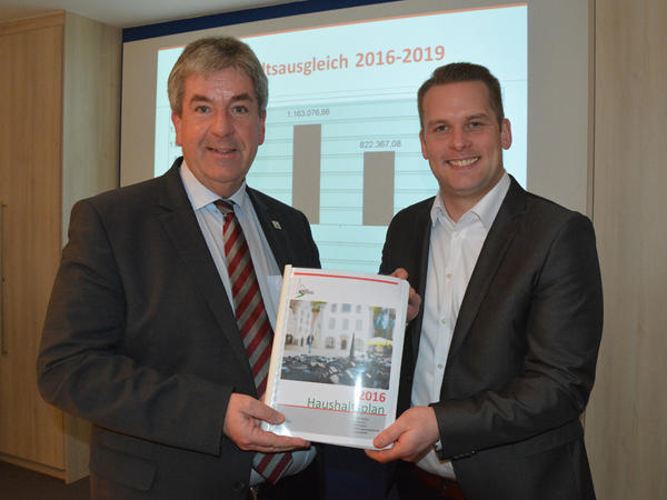 B&uuml;rgermeister Hermann Temme  K&auml;mmerer Dominik Schlenhardt stellten den Haushaltsentwurf f&uuml;r 2016 vor