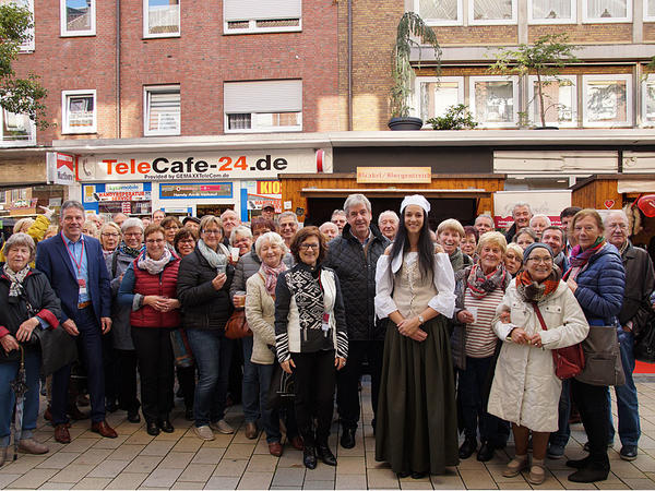 B&uuml;rgermeister Temme begr&uuml;&szlig;te die Brakeler/innen am Hansestand der Stadt