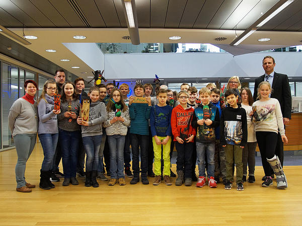 Die Klasse 5d der Gesamtschule Brakel pr&auml;sentiert tolle "Gruselfiguren" aus Holz