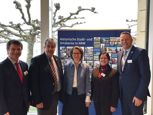 Erfahrungsaustausch im D&uuml;sseldorfer Landtag, v. links: Michael Stickeln (B&uuml;rgermeister Stadt Warburg), Brakels B&uuml;rgermeister Hermann Temme, Ministerin Ina Scharrenbach, Claudia Koch (Baudezernentin Stadt H&ouml;xter) und der Landtagsabgeordnete Matthias Goeken