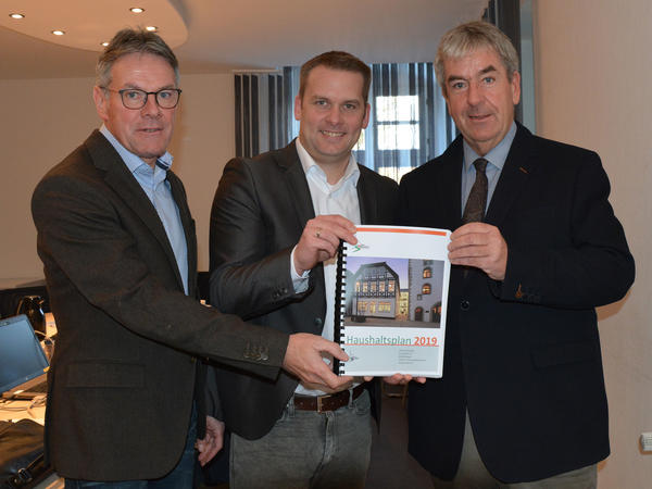 von links: Peter Frischemeier, Dominik Schlenhardt und B&uuml;rgermeister Hermann Temme stellten den Entwurf des Haushaltsplans 2019 vor