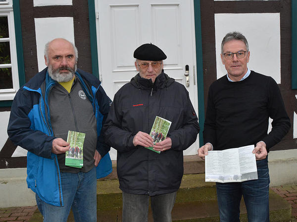 von links: Ferdinand Schneider und Bernhard Junker vom Heimat- und Museumsverein Brakel stellten gemeinsam mit Peter Frischemeier (allgemeiner Vertreter des B&uuml;rgermeisters) den Wanderplan vor