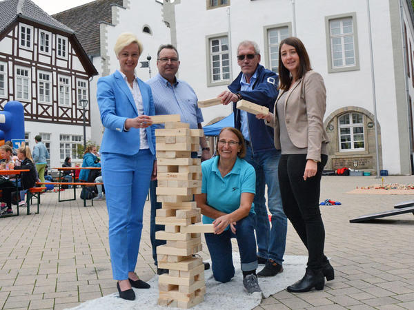 Er&ouml;ffnung des 39. Ferien- und G&auml;steprogramms von links: Viola Wellsow (Sparkasse H&ouml;xter), Jochen Brandt (Vereinigte Volksbank), Ingrid Roland (Jugendfreizeitst&auml;tte), Norbert Loermann (Stadt Brakel) und Sinah Niemann (Verbundvolksbank OWL)
