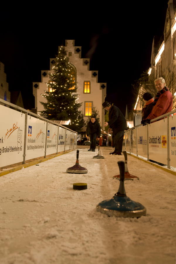 Eisstockschie&szlig;en beim Nikolausmarkt