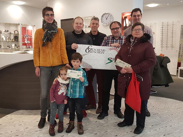 Freuen sich &uuml;ber tolle Gewinne: Nick Wieners (4 jahre) 1. Preis - 500 Euro-Gutschein und Anke Saalfeld (rechts) 3. Preis - 200 Euro 