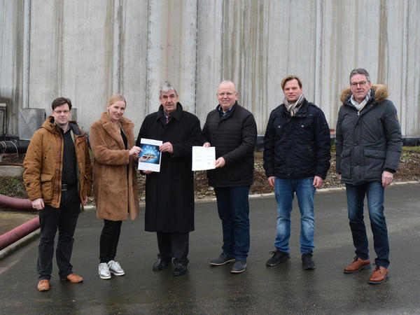 &Uuml;bergabe des Energieberichtes, von links: Klimamanager Hendrik Rottl&auml;nder, Leonie Riekschnitz (Westfalen Weser Netz), B&uuml;rgermeister Hermann Temme, Andreas Schneider (EAM), Michael Meyer (Betreiber der Biogasanlage) und Peter Frischemeier 