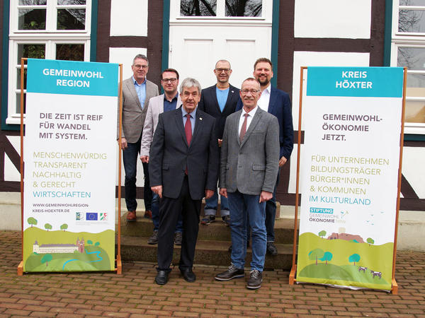 Kooperation f&uuml;r das Gemeinwohl (von links): Peter Frischemeier, Alexander Kleinschmidt, Brakels B&uuml;rgermeister Hermann Temme, Christoph Harrach, Hans Hermann Bluhm (B&uuml;rgermeister Wilebadessen) und Christian Einsiedel