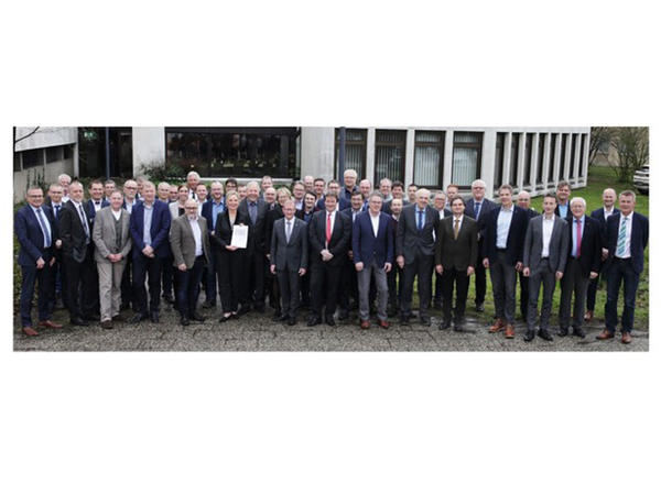 57 Kommunen, Verb&auml;nde und Gesellschaften aus den Regierungsbezirken Detmold und Arnsberg sowie Niedersachsen haben bei der Bezirksregierung Detmold den Vertrag zur Gr&uuml;ndung der Kl&auml;rschlammkooperation Ostwestfalen-Lippe unterzeichnet