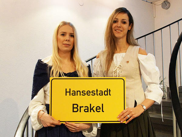 Die Brakeler Anneken (von links) Annika Marx und Anna-Lena Volmer pr&auml;sentieren die Hansestadt Brakel in Brilon