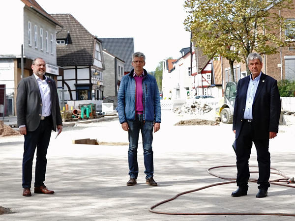 "Die heimische Wirtschaft soll auch weiterhin unterst&uuml;tzt und gest&auml;rkt werden" - von links: Gerald Studzinsky (Hauptgesch&auml;ftsf&uuml;hrer der Kreishandwerkerschaft) Franz-Josef Sentler und B&uuml;rgermeister Hermann Temme