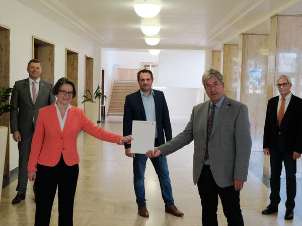 &Uuml;bergabe der Bewilligungsbescheides im Ministerium f&uuml;r Heimat, Kommunales, Bau und Gleichstellung des Landes Nordrhein-Westfalen 
