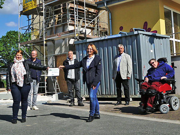 Die Bauarbeiten zum Anbau des Au&szlig;enaufzuges an der Jugendfreizeitst&auml;tte liegen im Zeitplan