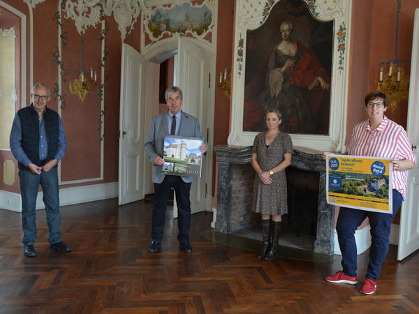 Pressefoto zum Verkaufsstart des Kalenders "Denkmal des Monats"