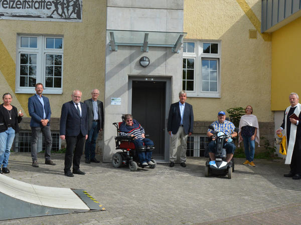 Einweihung des neuen Au&szlig;enaufzuges der Jugendfreizeitst&auml;tte