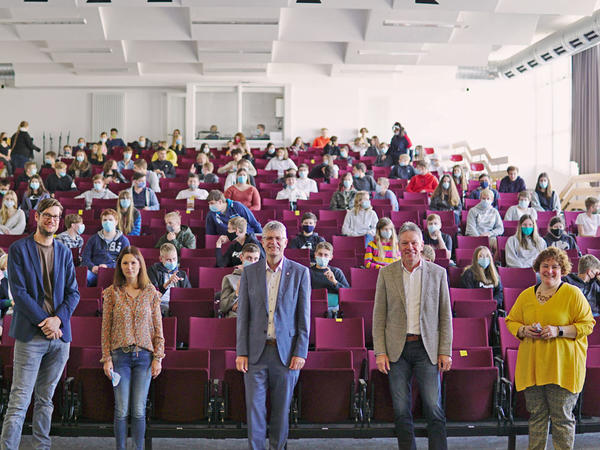 MdB Christian Haase (Mitte) stellte sich den Sch&uuml;lerfragen, v. links: die Lehrer Ulrich Jochmaring und Verena Behler, Peter Frischemeier (Stadt Brakel) und Schulleiterin Sandra Florsch freuten sich &uuml;ber den Besuch aus Berlin