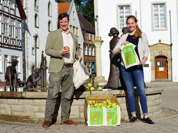 Maria Kemker (innogy Westenergie) &uuml;berreicht Obst- und Gem&uuml;senetze f&uuml;r den plastkfreien Einkauf an den Klimaschutzbeauftragten Hendrik Rottl&auml;nder 