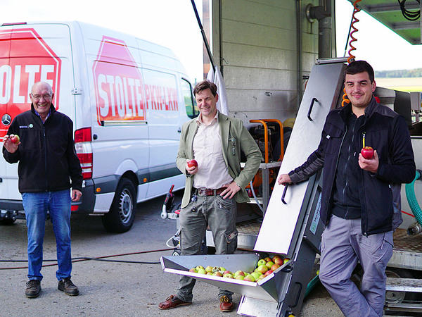 Apfelpresstag - Hendrik Rottländer (Mitte) freut sich über die Unterstützung des Maschinenrings, Wilhelm Nolte (links) und Christoph Schnückel (rechts)
