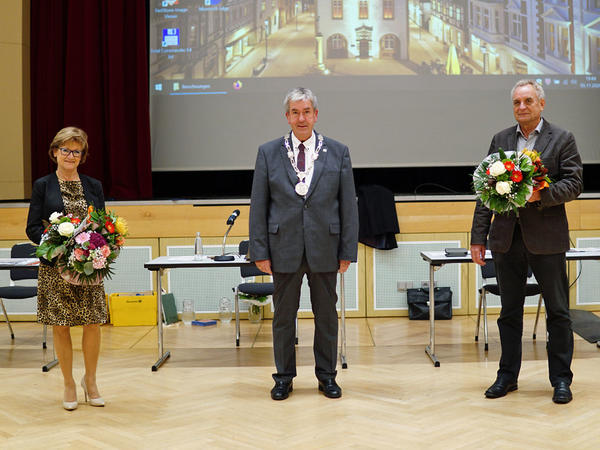 Bürgermeister Hermann Temme gratulierte seinen beiden Stellvertretern (Ursula Grewe als erste Stellvertreterin und Robert Rissing als zweiter Stellvertreter)