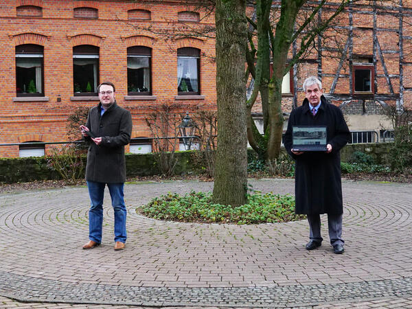 Alexander Kleinschmidt und Bürgermeister Hermann Temme möchten erneut auf das digitale Händlerportal hinweisen