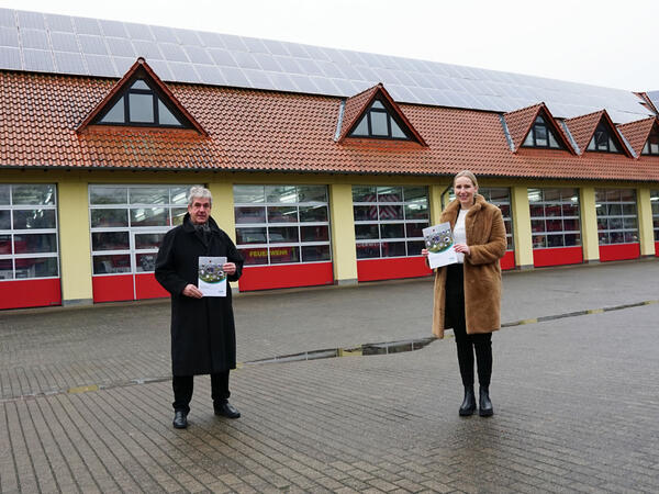 Bürgermeister Hermann Temme nahm heute den Energiebericht 2020 der Westfalen Weser Netz GmbH von Leonie Riekschnitz entgegen. Brakel ist weiterhin auf einem guten Weg, der Anteil regenerativer Energien steigt.