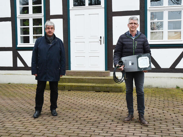 Freuen sich über die Energieeinsparung: Bürgermeister Hermann Temme und Franz-Josef Sentler
