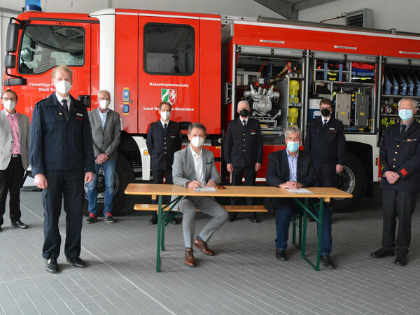 Übergabe des Katastrophenschutz-Feuerwehrfahrzeugs des Landes NRW