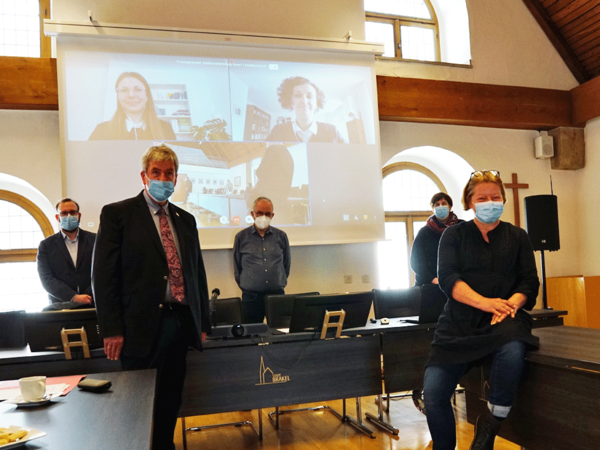 Stellten die Projekte vor: (von links) Martin K&ouml;lczer (Stadt Detmold), B&uuml;rgermeister Hermann Temme, Johannes Groppe und Verena Potthast (Bauamt) und Catrin Will (Stadt Detmold) - Leinwand: Pia B&uuml;ltmann und Carolin Uhlig von der Firma Complan