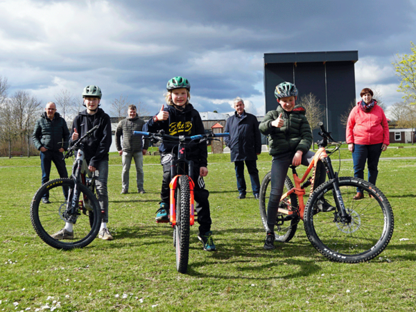 Freuen sich auf die Errichtung eines Pumptrack (vorne von links) Anton M&uuml;nstermann, Ole M&uuml;nstermann und Felix Keck, (hinten von links) Johannes Groppe (Bauamt), Christof M&uuml;nstermann (Ideengeber), B&uuml;rgermeister Hermann Temme und Verena Potthast (Bauamt)