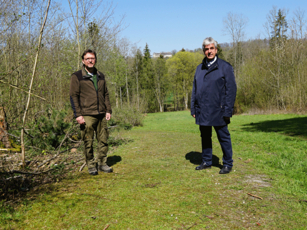 Förster Harlad Gläser (links) zeigte Brakels Bürgermeister Hermann Temme die geplanten Stationen des neuen Fitness-Trails am Kaiserbrunnen