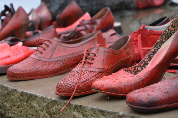 Rote-Schuhe-machen-an-Gedenktag-gegen-Gewalt-an-Frauen-aufmerksam