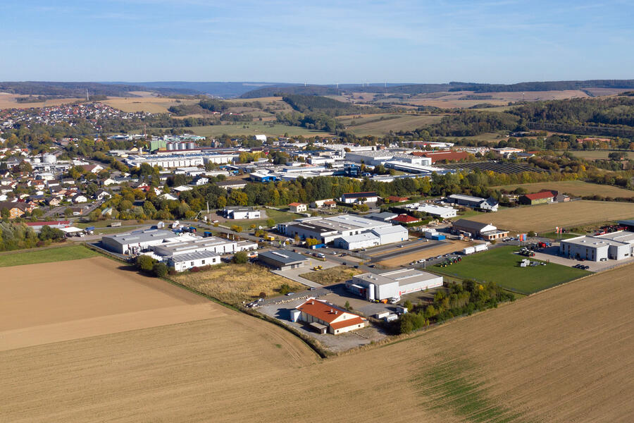 Luftbild des Gewerbegebietes Brakel-West-Riesel, in 2022 erfolgt die Erweiterung in einem vierten Bauabschnitt