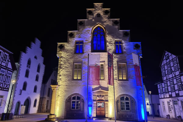 Das historische Rathaus in Brakel wird als Zeichen der Solidarität mit den Menschen in der Ukraine blau-gelb beleuchtet