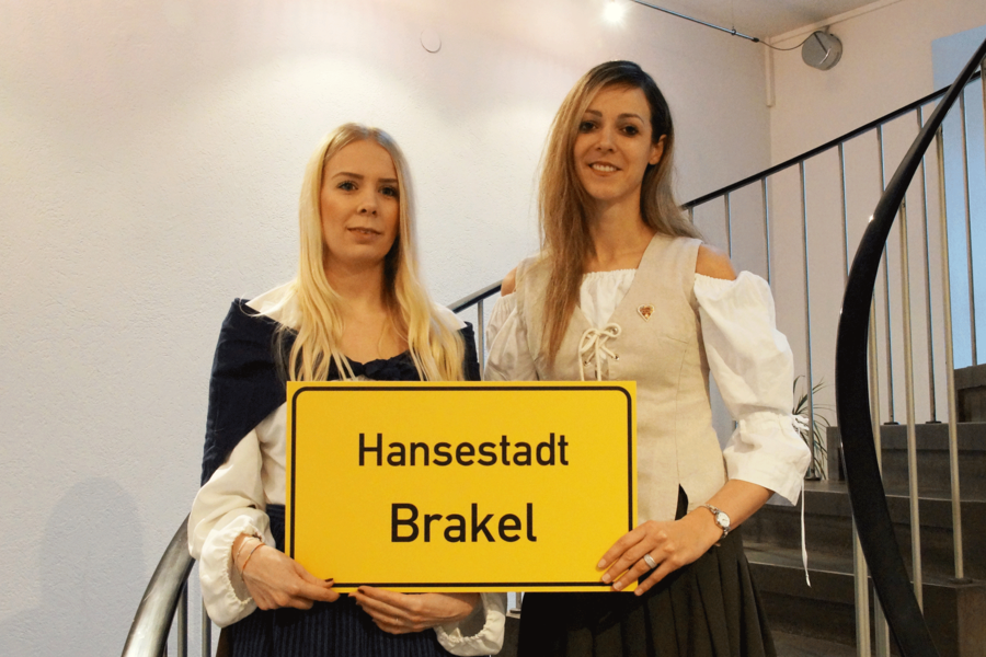 Die Brakeler Anneken (von links: Annika Marx und Anna-Lena Volmer) präsentieren die Hansestadt Brakel
