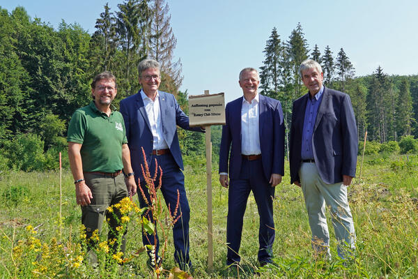 von links: Förster Harald Gläser, Dr. Eckhard Sorges und Achim Frohss (Rotary-Club Höxter) sowie Bürgermeister Hermann Temme bei der Spendenübergabe